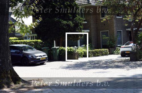 Alkmaar Muiden Huizen 7 juni 2023
Marco Borsato haalt met zijn porsche Taycan een pakketje op in het centrum van Alkmaar . Daarn rijdt hij naar het huis van Leontine. Onderweg koopt hij bij benzinepomp twee flesjes water.
