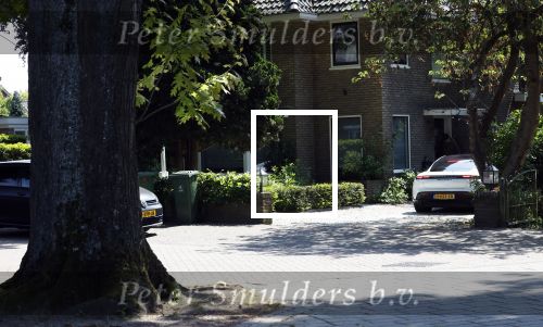Alkmaar Muiden Huizen 7 juni 2023
Marco Borsato haalt met zijn porsche Taycan een pakketje op in het centrum van Alkmaar . Daarn rijdt hij naar het huis van Leontine. Onderweg koopt hij bij benzinepomp twee flesjes water.