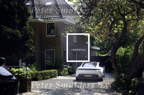 Alkmaar Muiden Huizen 7 juni 2023
Marco Borsato haalt met zijn porsche Taycan een pakketje op in het centrum van Alkmaar . Daarn rijdt hij naar het huis van Leontine. Onderweg koopt hij bij benzinepomp twee flesjes water.