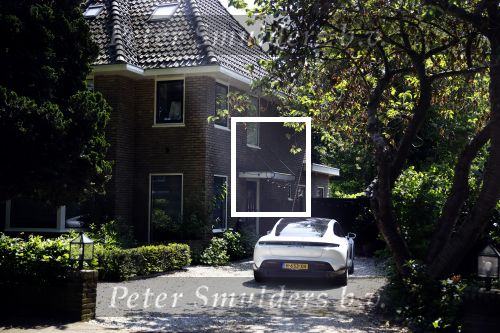 Alkmaar Muiden Huizen 7 juni 2023
Marco Borsato haalt met zijn porsche Taycan een pakketje op in het centrum van Alkmaar . Daarn rijdt hij naar het huis van Leontine. Onderweg koopt hij bij benzinepomp twee flesjes water.