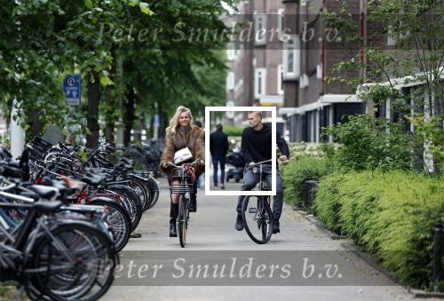 Amsterdam 1 juni 2023
Matthijs de Ligt en zijn vriendin Annekee Molenaar op de fiets in Amsterdam.