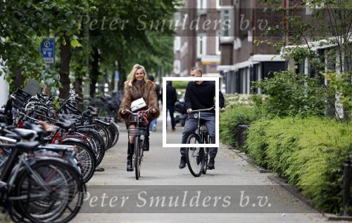 Amsterdam 1 juni 2023
Matthijs de Ligt en zijn vriendin Annekee Molenaar op de fiets in Amsterdam.