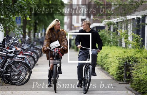 Amsterdam 1 juni 2023
Matthijs de Ligt en zijn vriendin Annekee Molenaar op de fiets in Amsterdam.