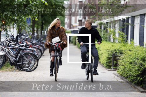 Amsterdam 1 juni 2023
Matthijs de Ligt en zijn vriendin Annekee Molenaar op de fiets in Amsterdam.