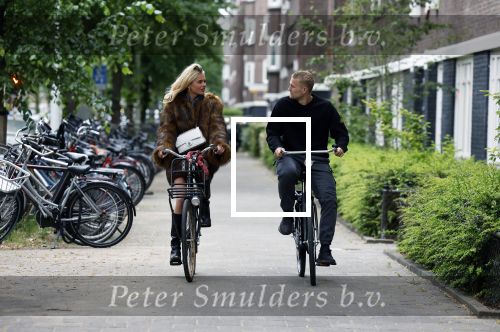 Amsterdam 1 juni 2023
Matthijs de Ligt en zijn vriendin Annekee Molenaar op de fiets in Amsterdam.
