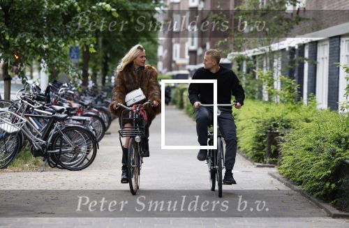 Amsterdam 1 juni 2023
Matthijs de Ligt en zijn vriendin Annekee Molenaar op de fiets in Amsterdam.