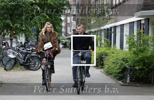Amsterdam 1 juni 2023
Matthijs de Ligt en zijn vriendin Annekee Molenaar op de fiets in Amsterdam.