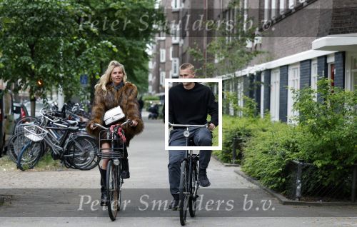 Amsterdam 1 juni 2023
Matthijs de Ligt en zijn vriendin Annekee Molenaar op de fiets in Amsterdam.