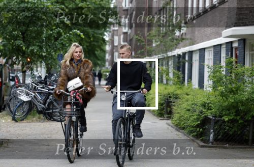 Amsterdam 1 juni 2023
Matthijs de Ligt en zijn vriendin Annekee Molenaar op de fiets in Amsterdam.