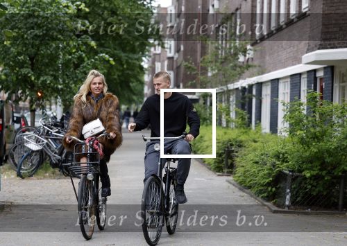Amsterdam 1 juni 2023
Matthijs de Ligt en zijn vriendin Annekee Molenaar op de fiets in Amsterdam.