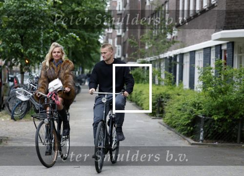 Amsterdam 1 juni 2023
Matthijs de Ligt en zijn vriendin Annekee Molenaar op de fiets in Amsterdam.