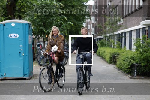 Amsterdam 1 juni 2023
Matthijs de Ligt en zijn vriendin Annekee Molenaar op de fiets in Amsterdam.