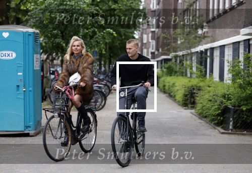 Amsterdam 1 juni 2023
Matthijs de Ligt en zijn vriendin Annekee Molenaar op de fiets in Amsterdam.