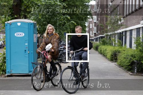 Amsterdam 1 juni 2023
Matthijs de Ligt en zijn vriendin Annekee Molenaar op de fiets in Amsterdam.