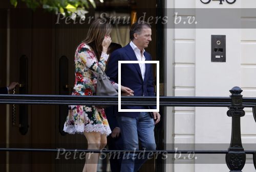 Amsterdam 6 juni 2023
Michiel Mol en zijn vrouw Marloes Mens verlaten het Waldorf ASstoria Hotel. Ze zijn vandaag 5 jaar getrouwd.