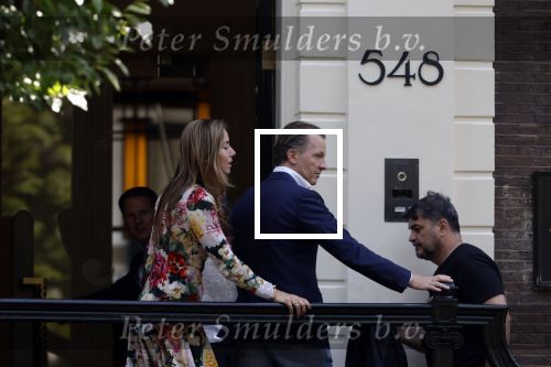 Amsterdam 6 juni 2023
Michiel Mol en zijn vrouw Marloes Mens verlaten het Waldorf ASstoria Hotel. Ze zijn vandaag 5 jaar getrouwd.