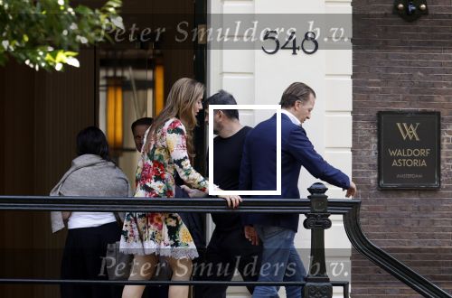 Amsterdam 6 juni 2023
Michiel Mol en zijn vrouw Marloes Mens verlaten het Waldorf ASstoria Hotel. Ze zijn vandaag 5 jaar getrouwd.
