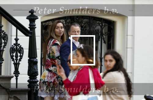Amsterdam 6 juni 2023
Michiel Mol en zijn vrouw Marloes Mens verlaten het Waldorf ASstoria Hotel. Ze zijn vandaag 5 jaar getrouwd.