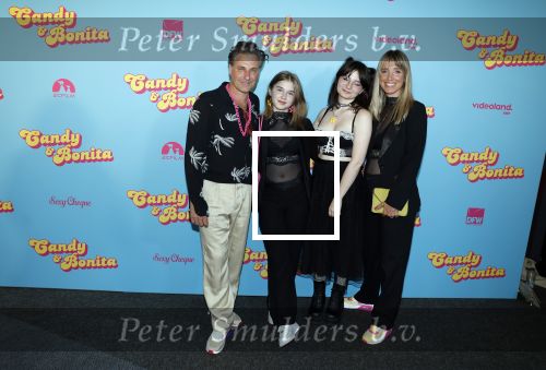 Amsterdam 276 juni 2023
Premiere Candy en Bonita in Pathe de Munt . Nienke Romer is de regisseur.
Nienke Romer met partner Frederik Brom en hun kinderen