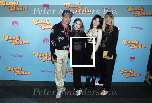 Amsterdam 276 juni 2023
Premiere Candy en Bonita in Pathe de Munt . Nienke Romer is de regisseur.
Nienke Romer met partner Frederik Brom en hun kinderen