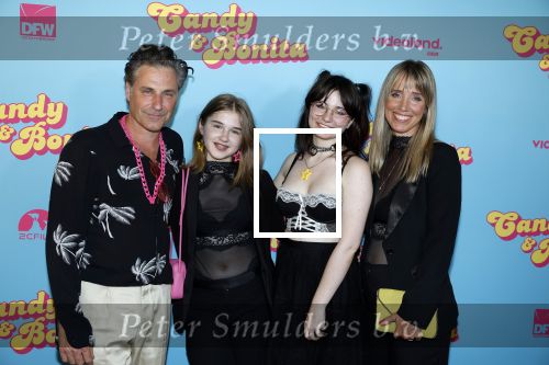 Amsterdam 276 juni 2023
Premiere Candy en Bonita in Pathe de Munt . Nienke Romer is de regisseur.
Nienke Romer met partner Frederik Brom en hun kinderen