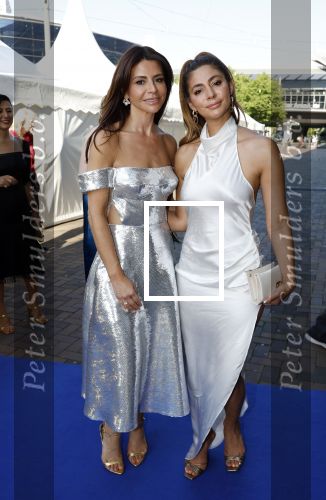 Amsterdam 10 juni 2023
Het 31e Amsterdam diner in AFAS Live tbv het Aidsfonds.
 Olcay Gulsen en haar zus Doshe Gulsen
