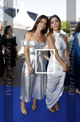 Amsterdam 10 juni 2023
Het 31e Amsterdam diner in AFAS Live tbv het Aidsfonds.
 Olcay Gulsen en haar zus Doshe Gulsen