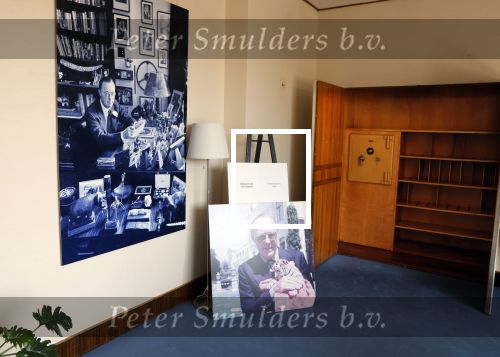 Soestdijk 15 juni 2023
Opnames van de grote sinterklaasfilm op paleis Soestdijk . Op kantoor staan nog foto\'s van oa Prins Berenhard en Prinses Juliana  ,de kluis en div Boeken