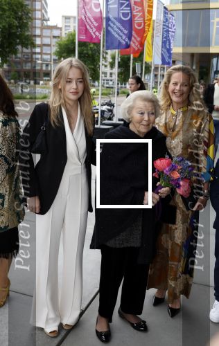 Amsterdam 1 juni 2023
Openingsavond van Holland festival in Amsterdam.
Aanwezig oa Prinses Beatrix Prinses Mabel en haar dochter Zaria.