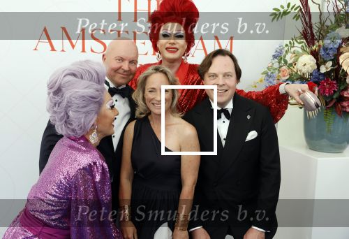 Amsterdam 10 juni 2023
Het 31e Amsterdam diner in AFAS Live tbv het Aidsfonds.
Prinses Margarita was uitgenodigd door een kennis . Prinses Mabel vangt haar op