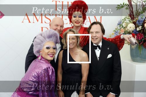 Amsterdam 10 juni 2023
Het 31e Amsterdam diner in AFAS Live tbv het Aidsfonds.
Prinses Margarita was uitgenodigd door een kennis . Prinses Mabel vangt haar op