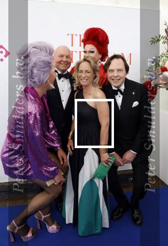 Amsterdam 10 juni 2023
Het 31e Amsterdam diner in AFAS Live tbv het Aidsfonds.
Prinses Margarita was uitgenodigd door een kennis . Prinses Mabel vangt haar op