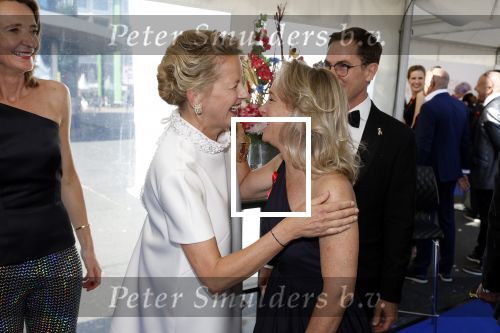 Amsterdam 10 juni 2023
Het 31e Amsterdam diner in AFAS Live tbv het Aidsfonds.
Prinses Margarita was uitgenodigd door een kennis . Prinses Mabel vangt haar op