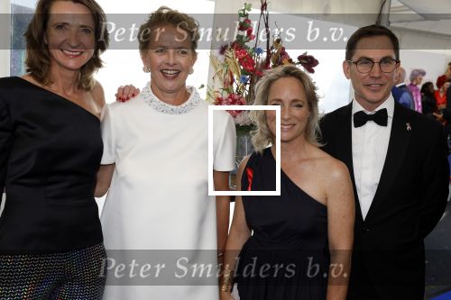 Amsterdam 10 juni 2023
Het 31e Amsterdam diner in AFAS Live tbv het Aidsfonds.
Prinses Margarita was uitgenodigd door een kennis . Prinses Mabel vangt haar op