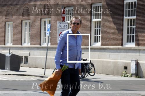 Amsterdam 8 juni 2023
Robert ten Brink met bos pioenrozen oinderweg naar huis.