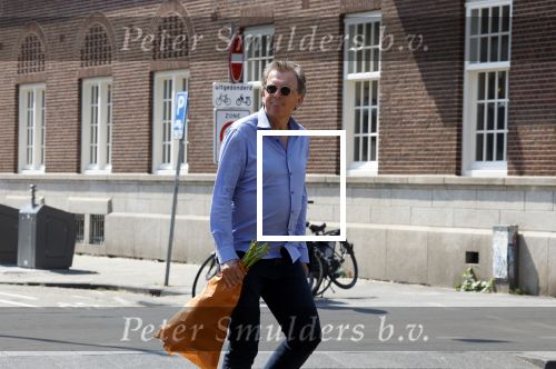 Amsterdam 8 juni 2023
Robert ten Brink met bos pioenrozen oinderweg naar huis.