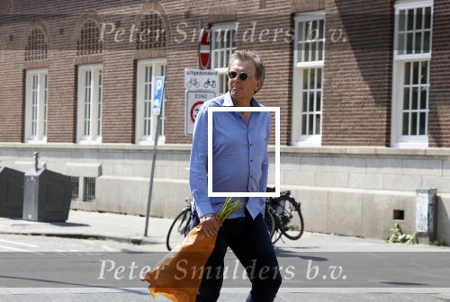 Amsterdam 8 juni 2023
Robert ten Brink met bos pioenrozen oinderweg naar huis.