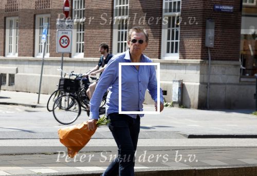 Amsterdam 8 juni 2023
Robert ten Brink met bos pioenrozen oinderweg naar huis.