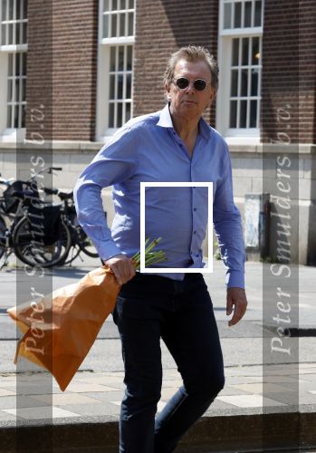 Amsterdam 8 juni 2023
Robert ten Brink met bos pioenrozen oinderweg naar huis.