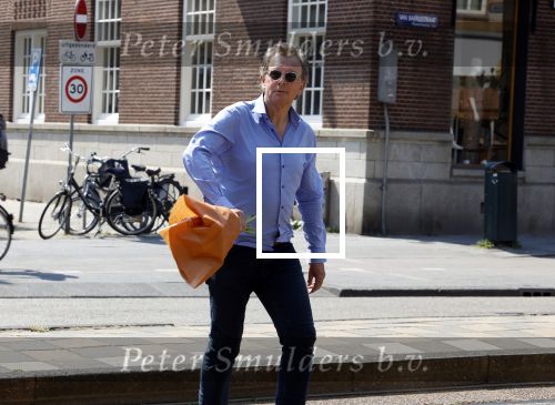 Amsterdam 8 juni 2023
Robert ten Brink met bos pioenrozen oinderweg naar huis.