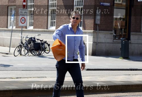 Amsterdam 8 juni 2023
Robert ten Brink met bos pioenrozen oinderweg naar huis.