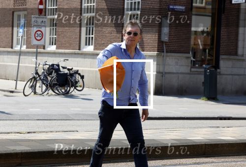 Amsterdam 8 juni 2023
Robert ten Brink met bos pioenrozen oinderweg naar huis.
