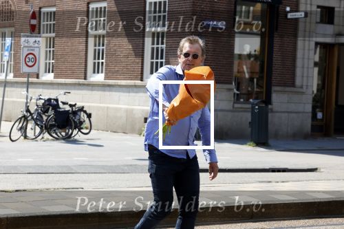 Amsterdam 8 juni 2023
Robert ten Brink met bos pioenrozen oinderweg naar huis.
