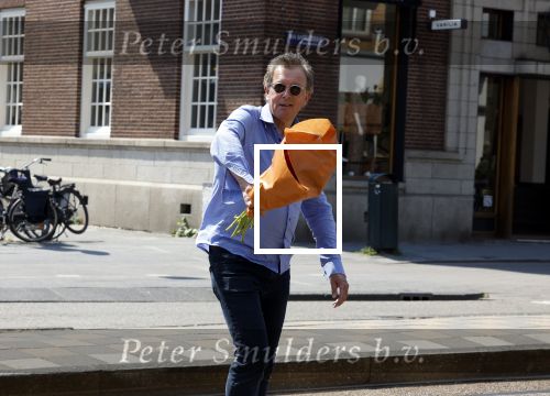 Amsterdam 8 juni 2023
Robert ten Brink met bos pioenrozen oinderweg naar huis.