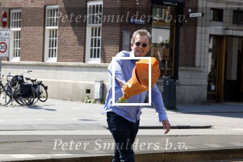 Amsterdam 8 juni 2023
Robert ten Brink met bos pioenrozen oinderweg naar huis.