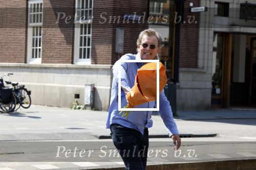 Amsterdam 8 juni 2023
Robert ten Brink met bos pioenrozen oinderweg naar huis.