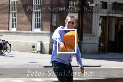 Amsterdam 8 juni 2023
Robert ten Brink met bos pioenrozen oinderweg naar huis.