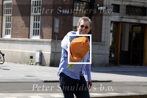 Amsterdam 8 juni 2023
Robert ten Brink met bos pioenrozen oinderweg naar huis.