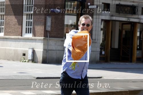 Amsterdam 8 juni 2023
Robert ten Brink met bos pioenrozen oinderweg naar huis.