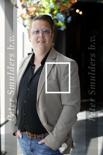 Amsterdam 11 juni 2023
Presentatie cd Jeffrey Schenk en Bobbie Eakes bij the Harbour Club.
Rutger v barneveld met vriendin